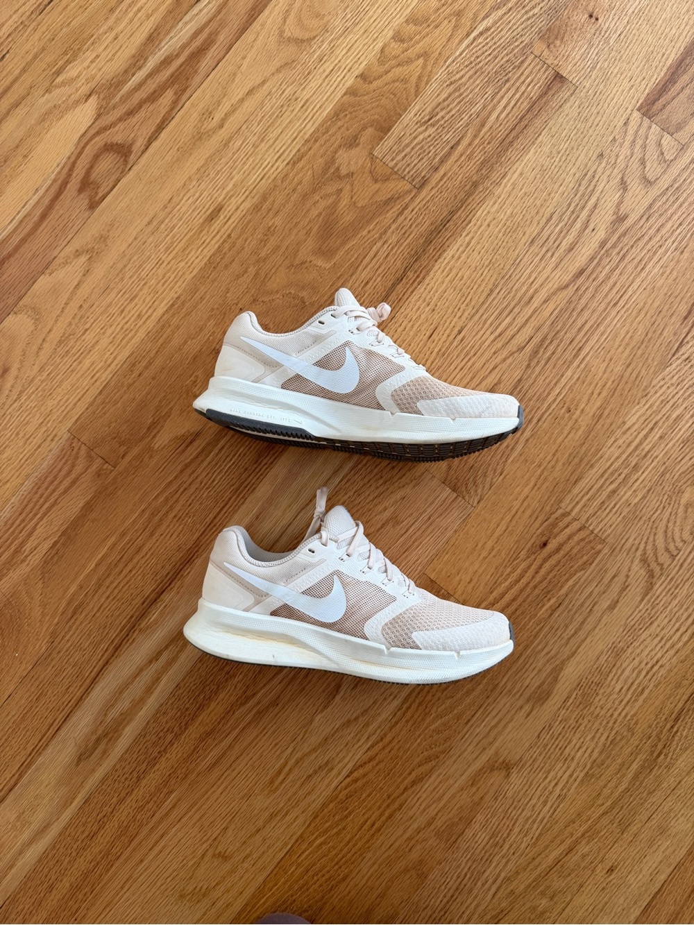 Nike running tennis shoes 
Size 8.5